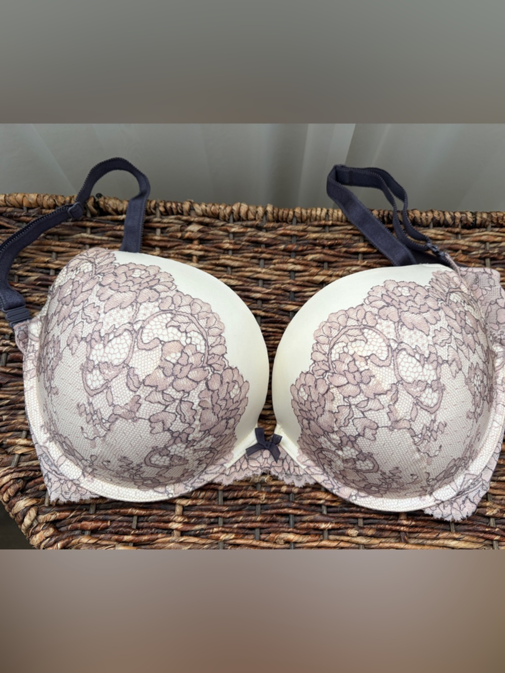 Victoria Secret Delicate Lace Underwire Bra - Pink